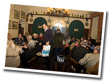 Der bis auf den letzten Platz gefüllte Klubraum