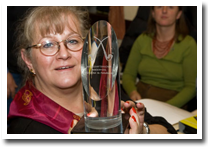 Ursula Wallner vom WCPF und der Wanderpokal