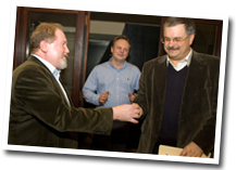 Dr. Rupp überreicht Dipl.Ing. Hohenauer das goldene Clubabzeichen des OEPC