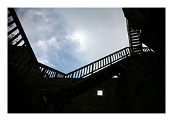 Burgruine Aggstein von vielen Treppen und Stufen umgeben.