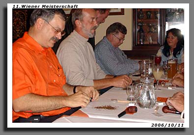 Pfeifenmeisterschaft 2006 - Dipl.Ing. Roland Hohenauer beim Aufbereiten des Tabaks